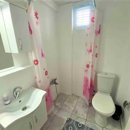 Wonderful Ground Floor Private Home In Central Location Ticks Every Box Daire